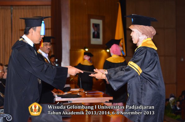 wisuda-unpad-gel-i-ta-2013_2014-fakultas-keperawatan-oleh-dekan-049