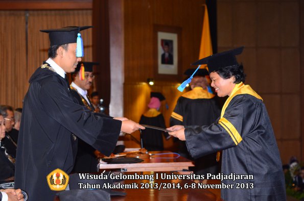 wisuda-unpad-gel-i-ta-2013_2014-fakultas-keperawatan-oleh-dekan-050