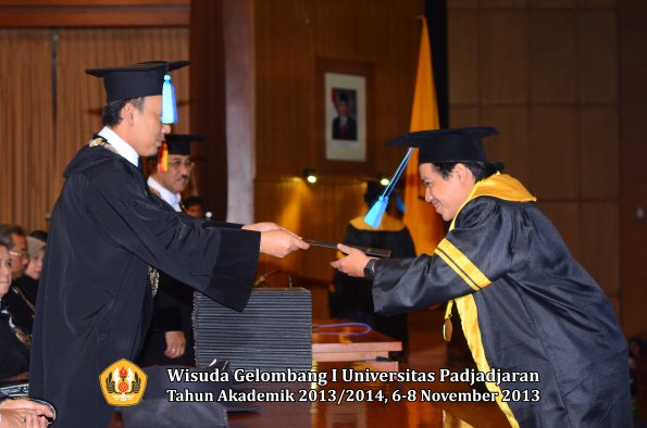 wisuda-unpad-gel-i-ta-2013_2014-fakultas-keperawatan-oleh-dekan-051