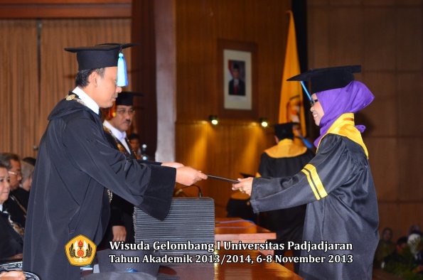 wisuda-unpad-gel-i-ta-2013_2014-fakultas-keperawatan-oleh-dekan-052