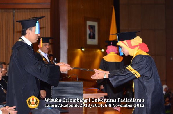 wisuda-unpad-gel-i-ta-2013_2014-fakultas-keperawatan-oleh-dekan-056