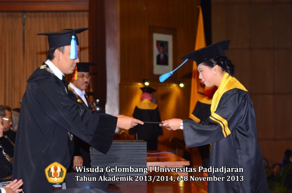 wisuda-unpad-gel-i-ta-2013_2014-fakultas-keperawatan-oleh-dekan-057