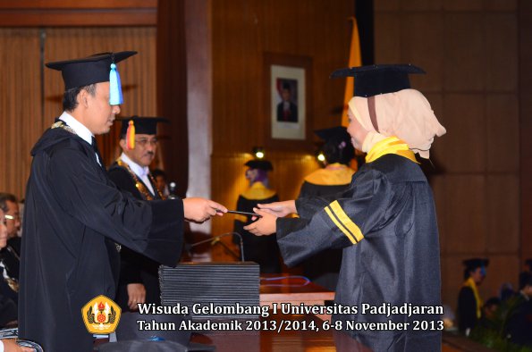 wisuda-unpad-gel-i-ta-2013_2014-fakultas-keperawatan-oleh-dekan-062