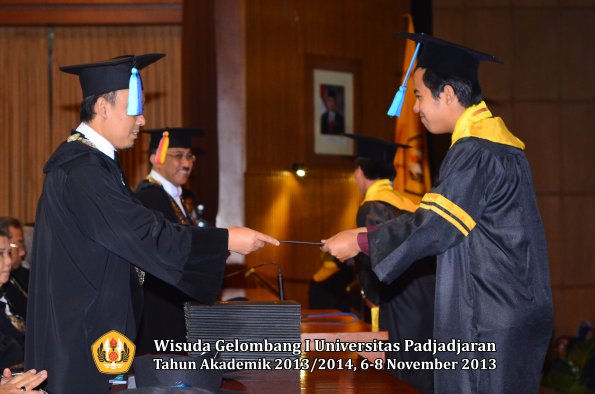 wisuda-unpad-gel-i-ta-2013_2014-fakultas-keperawatan-oleh-dekan-065