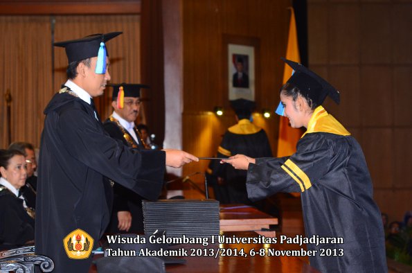 wisuda-unpad-gel-i-ta-2013_2014-fakultas-keperawatan-oleh-dekan-066