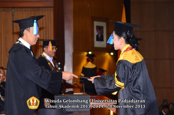 wisuda-unpad-gel-i-ta-2013_2014-fakultas-keperawatan-oleh-dekan-070