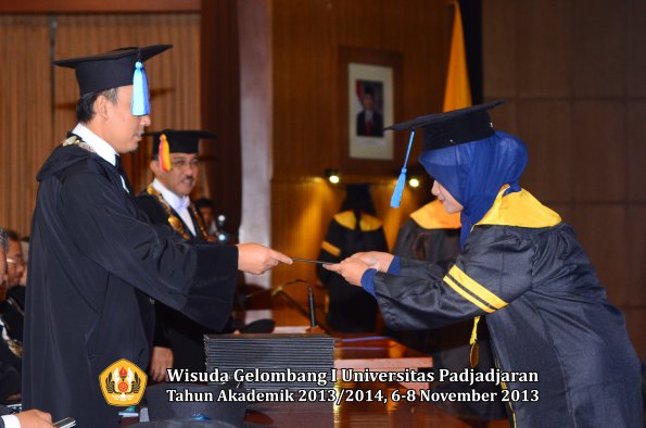 wisuda-unpad-gel-i-ta-2013_2014-fakultas-keperawatan-oleh-dekan-071