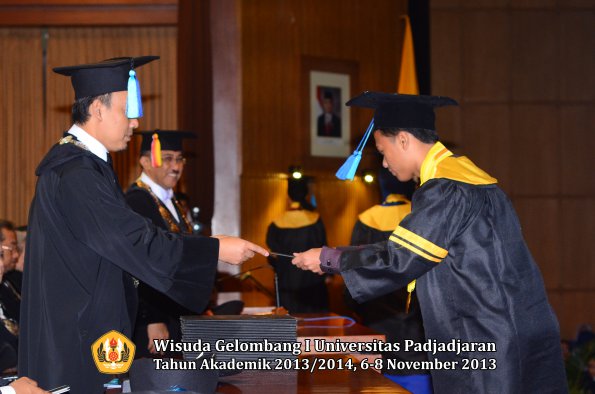 wisuda-unpad-gel-i-ta-2013_2014-fakultas-keperawatan-oleh-dekan-072