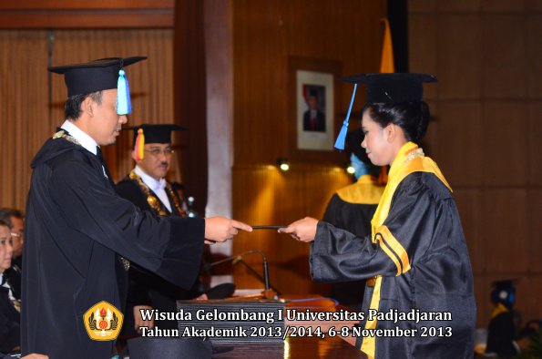 wisuda-unpad-gel-i-ta-2013_2014-fakultas-keperawatan-oleh-dekan-074