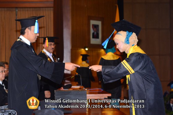 wisuda-unpad-gel-i-ta-2013_2014-fakultas-keperawatan-oleh-dekan-076