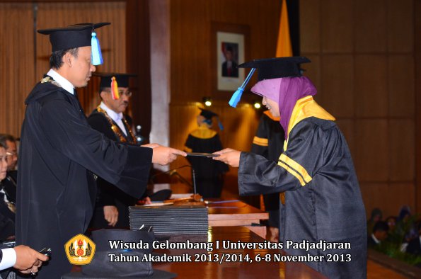 wisuda-unpad-gel-i-ta-2013_2014-fakultas-keperawatan-oleh-dekan-078