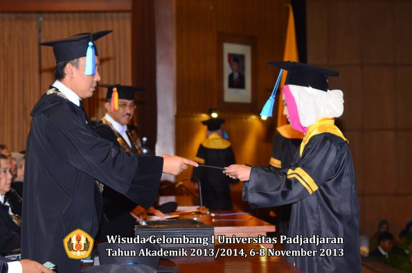 wisuda-unpad-gel-i-ta-2013_2014-fakultas-keperawatan-oleh-dekan-084