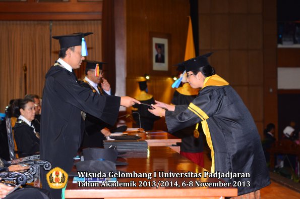 wisuda-unpad-gel-i-ta-2013_2014-fakultas-keperawatan-oleh-dekan-087