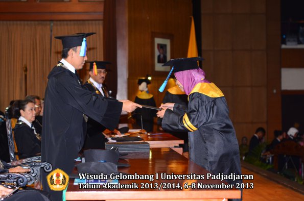 wisuda-unpad-gel-i-ta-2013_2014-fakultas-keperawatan-oleh-dekan-088