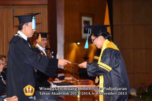 wisuda-unpad-gel-i-ta-2013_2014-fakultas-keperawatan-oleh-dekan-092