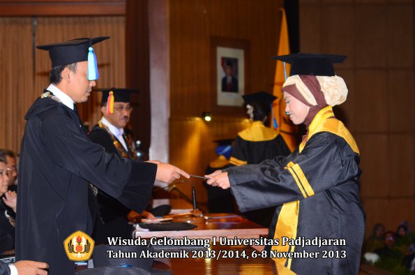 wisuda-unpad-gel-i-ta-2013_2014-fakultas-keperawatan-oleh-dekan-095