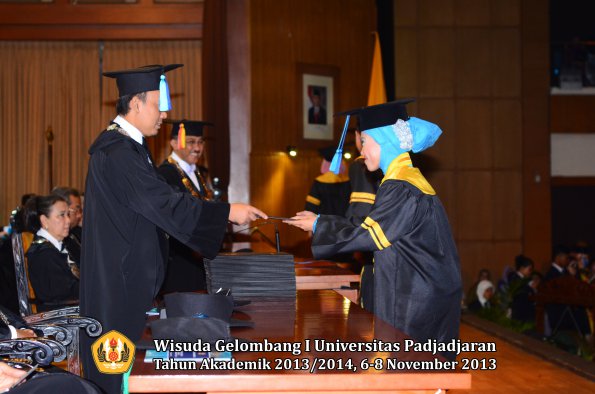 wisuda-unpad-gel-i-ta-2013_2014-fakultas-keperawatan-oleh-dekan-116