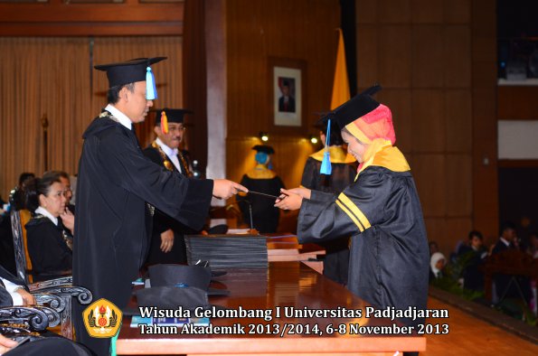 wisuda-unpad-gel-i-ta-2013_2014-fakultas-keperawatan-oleh-dekan-122