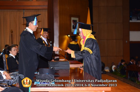 wisuda-unpad-gel-i-ta-2013_2014-fakultas-keperawatan-oleh-dekan-123