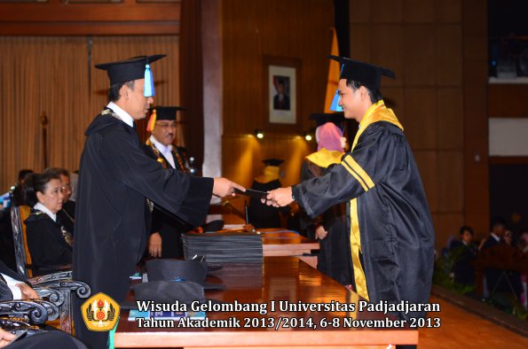 wisuda-unpad-gel-i-ta-2013_2014-fakultas-keperawatan-oleh-dekan-125