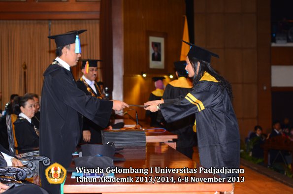 wisuda-unpad-gel-i-ta-2013_2014-fakultas-keperawatan-oleh-dekan-126