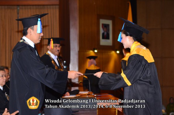 wisuda-unpad-gel-i-ta-2013_2014-fakultas-keperawatan-oleh-dekan-129