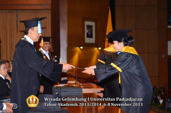 wisuda-unpad-gel-i-ta-2013_2014-fakultas-keperawatan-oleh-dekan-132