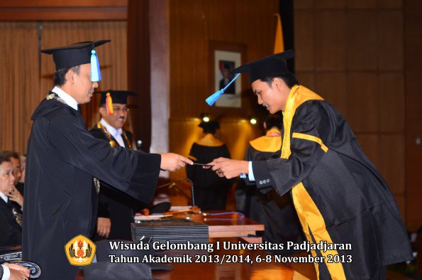 wisuda-unpad-gel-i-ta-2013_2014-fakultas-keperawatan-oleh-dekan-133