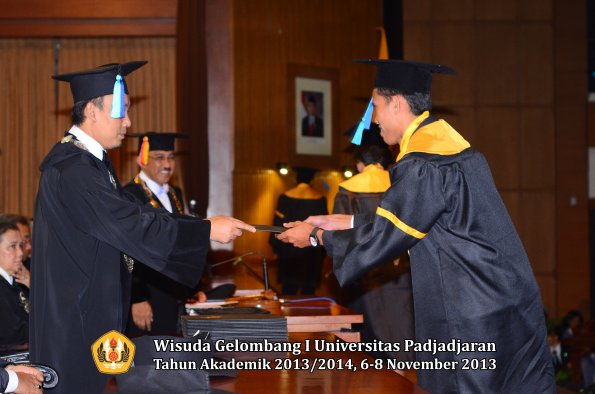 wisuda-unpad-gel-i-ta-2013_2014-fakultas-keperawatan-oleh-dekan-135