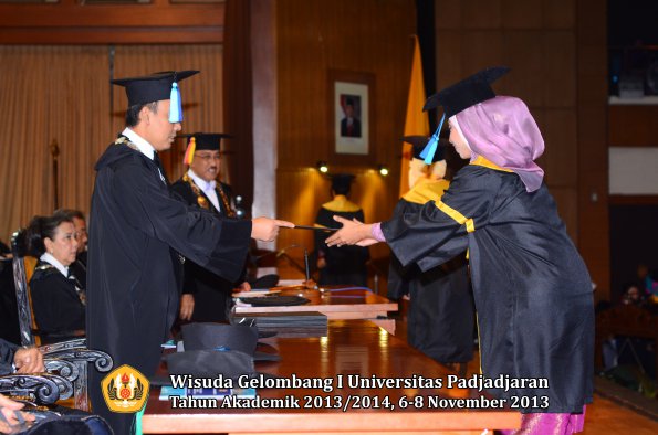 wisuda-unpad-gel-i-ta-2013_2014-fakultas-keperawatan-oleh-dekan-142