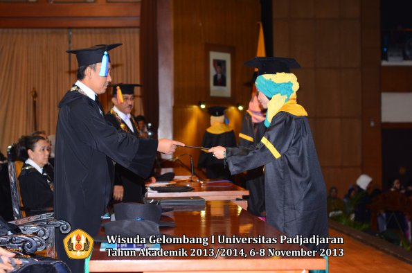 wisuda-unpad-gel-i-ta-2013_2014-fakultas-keperawatan-oleh-dekan-143