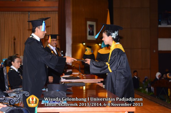 wisuda-unpad-gel-i-ta-2013_2014-fakultas-keperawatan-oleh-dekan-145