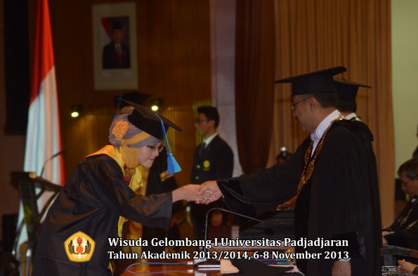 wisuda-unpad-gel-i-ta-2013_2014-fakultas-keperawatan-oleh-rektor-013