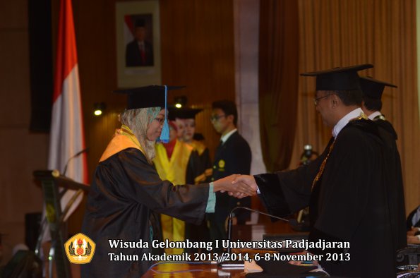 wisuda-unpad-gel-i-ta-2013_2014-fakultas-keperawatan-oleh-rektor-044