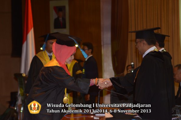 wisuda-unpad-gel-i-ta-2013_2014-fakultas-keperawatan-oleh-rektor-109