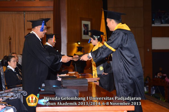 wisuda-unpad-gel-i-ta-2013_2014-fakultas-isip-oleh-dekan-033