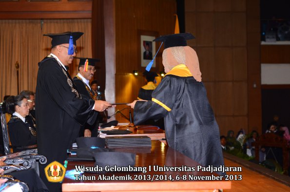 wisuda-unpad-gel-i-ta-2013_2014-fakultas-isip-oleh-dekan-037