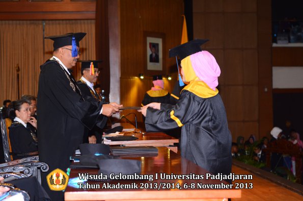 wisuda-unpad-gel-i-ta-2013_2014-fakultas-isip-oleh-dekan-043