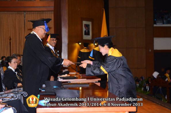 wisuda-unpad-gel-i-ta-2013_2014-fakultas-isip-oleh-dekan-046