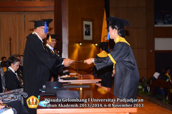 wisuda-unpad-gel-i-ta-2013_2014-fakultas-isip-oleh-dekan-047