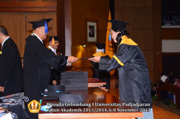 wisuda-unpad-gel-i-ta-2013_2014-fakultas-isip-oleh-dekan-051