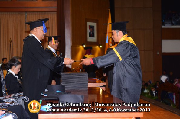 wisuda-unpad-gel-i-ta-2013_2014-fakultas-isip-oleh-dekan-055