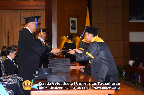 wisuda-unpad-gel-i-ta-2013_2014-fakultas-isip-oleh-dekan-056