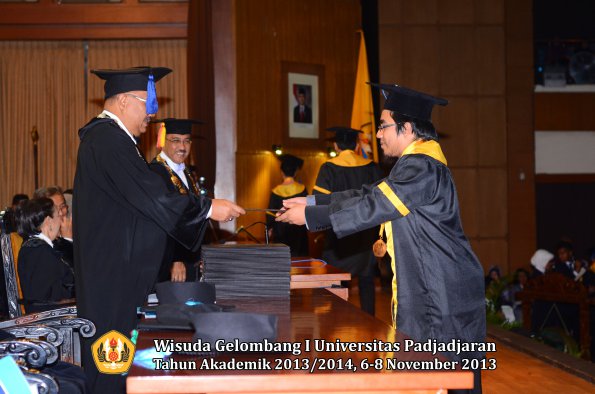 wisuda-unpad-gel-i-ta-2013_2014-fakultas-isip-oleh-dekan-059