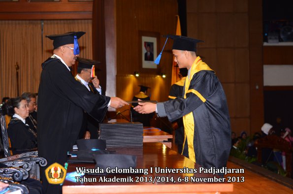 wisuda-unpad-gel-i-ta-2013_2014-fakultas-isip-oleh-dekan-062