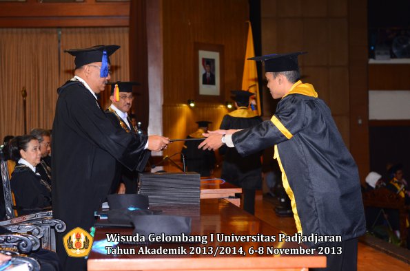 wisuda-unpad-gel-i-ta-2013_2014-fakultas-isip-oleh-dekan-064