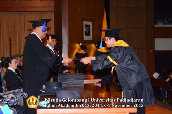 wisuda-unpad-gel-i-ta-2013_2014-fakultas-isip-oleh-dekan-066