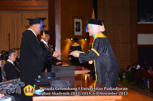 wisuda-unpad-gel-i-ta-2013_2014-fakultas-isip-oleh-dekan-069