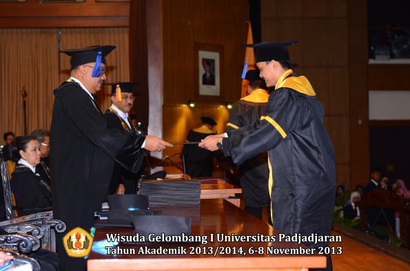 wisuda-unpad-gel-i-ta-2013_2014-fakultas-isip-oleh-dekan-073