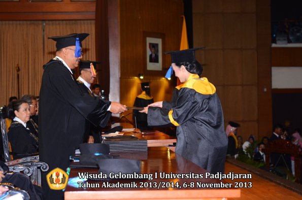 wisuda-unpad-gel-i-ta-2013_2014-fakultas-isip-oleh-dekan-084